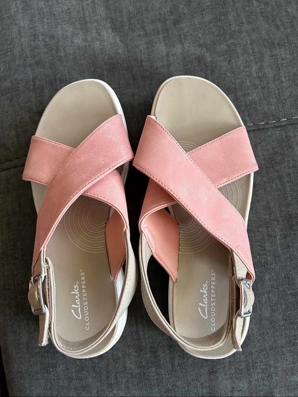 Clarks NWOT Women’s Pink Cross-Strap Cloudsteppers Sandals *worn once*